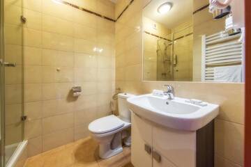 Фото номера Четырехместный номер Делюкс Курортные отели Hotel Góralski Wellness &amp; SPA г. Поронин 6