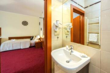 Фото номера Стандартный четырехместный номер Курортные отели Hotel Góralski Wellness &amp; SPA г. Поронин 2