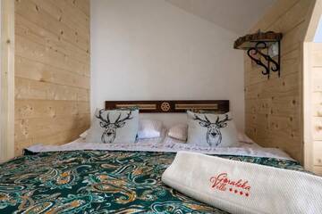 Фото номера King Room with Mini Jacuzzi and Private Bathroom Проживание в семье GÓRALSKA VILLA APARTAMENTY Z JACUZZI &amp; HOME SPA &amp; Zakopane г. Поронин 5