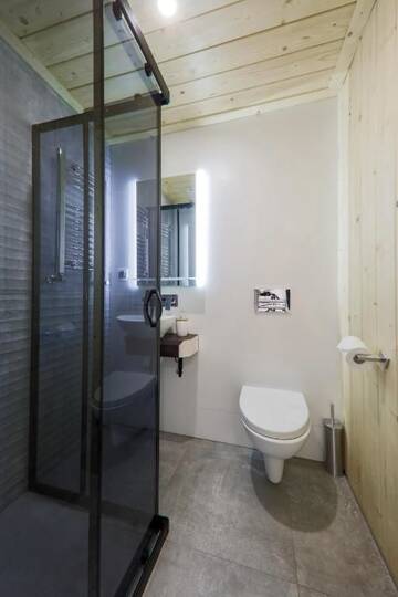 Фото номера King Room with Mini Jacuzzi and Private Bathroom Проживание в семье GÓRALSKA VILLA APARTAMENTY Z JACUZZI &amp; HOME SPA &amp; Zakopane г. Поронин 7