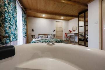 Фото номера King Room with Mini Jacuzzi and Private Bathroom Проживание в семье GÓRALSKA VILLA APARTAMENTY Z JACUZZI &amp; HOME SPA &amp; Zakopane г. Поронин 8