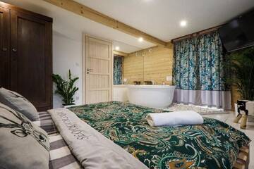Фото номера Two-Bedroom Apartment with Mini Jacuzzi, Private Bathroom and Kitchen Проживание в семье GÓRALSKA VILLA APARTAMENTY Z JACUZZI &amp; HOME SPA &amp; Zakopane г. Поронин 2