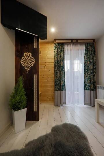 Фото номера Two-Bedroom Apartment with Mini Jacuzzi, Private Bathroom and Kitchen Проживание в семье GÓRALSKA VILLA APARTAMENTY Z JACUZZI &amp; HOME SPA &amp; Zakopane г. Поронин 10
