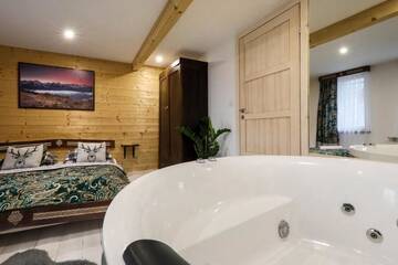 Фото номера Two-Bedroom Apartment with Mini Jacuzzi, Private Bathroom and Kitchen Проживание в семье GÓRALSKA VILLA APARTAMENTY Z JACUZZI &amp; HOME SPA &amp; Zakopane г. Поронин 7