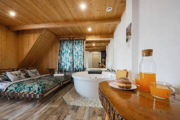 Фото номера King Room with Mini Jacuzzi and Private Bathroom Проживание в семье GÓRALSKA VILLA APARTAMENTY Z JACUZZI &amp; HOME SPA &amp; Zakopane г. Поронин 19