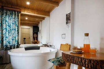 Фото номера King Room with Mini Jacuzzi and Private Bathroom Проживание в семье GÓRALSKA VILLA APARTAMENTY Z JACUZZI &amp; HOME SPA &amp; Zakopane г. Поронин 20