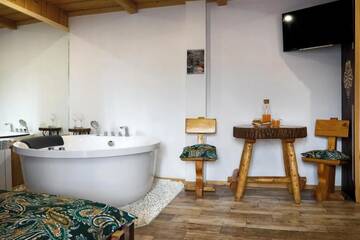 Фото номера King Room with Mini Jacuzzi and Private Bathroom Проживание в семье GÓRALSKA VILLA APARTAMENTY Z JACUZZI &amp; HOME SPA &amp; Zakopane г. Поронин 17