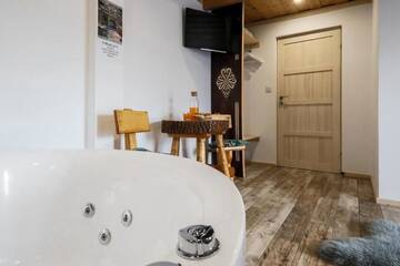 Фото номера King Room with Mini Jacuzzi and Private Bathroom Проживание в семье GÓRALSKA VILLA APARTAMENTY Z JACUZZI &amp; HOME SPA &amp; Zakopane г. Поронин 18