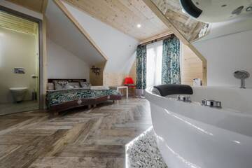 Фото номера King Room with Mini Jacuzzi and Private Bathroom Проживание в семье GÓRALSKA VILLA APARTAMENTY Z JACUZZI &amp; HOME SPA &amp; Zakopane г. Поронин 2