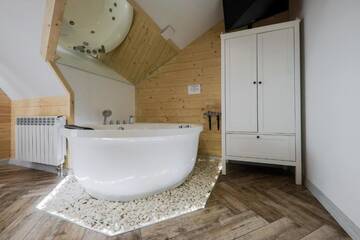 Фото номера King Room with Mini Jacuzzi and Private Bathroom Проживание в семье GÓRALSKA VILLA APARTAMENTY Z JACUZZI &amp; HOME SPA &amp; Zakopane г. Поронин 3