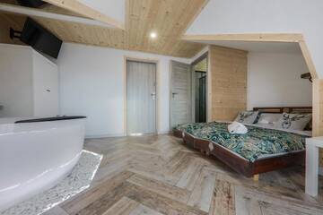 Фото номера King Room with Mini Jacuzzi and Private Bathroom Проживание в семье GÓRALSKA VILLA APARTAMENTY Z JACUZZI &amp; HOME SPA &amp; Zakopane г. Поронин 4